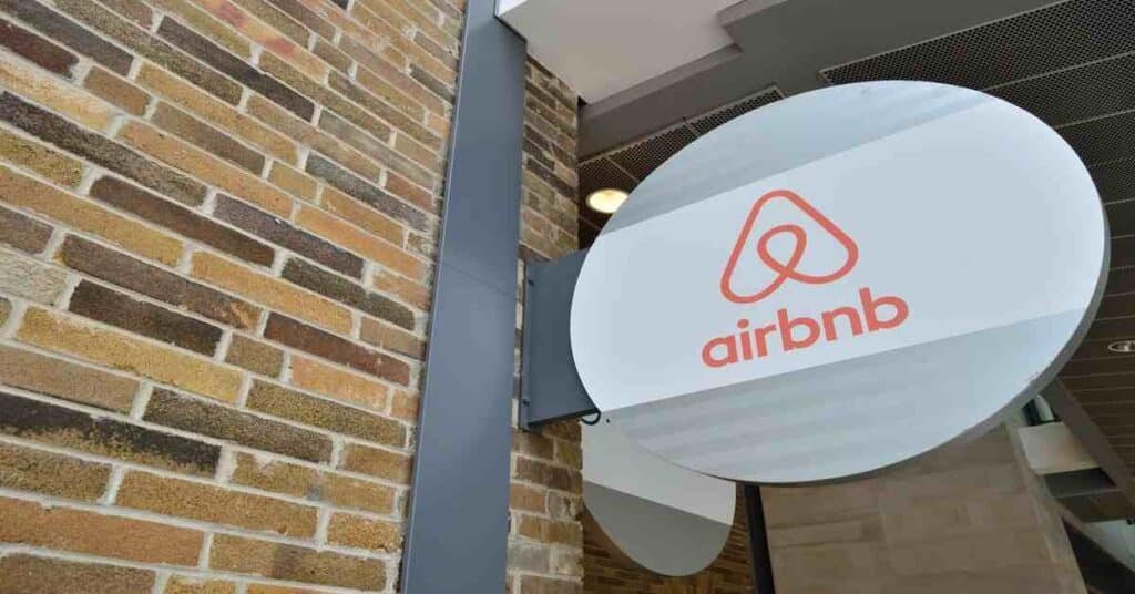 Airbnb Business Model & Revenue Model